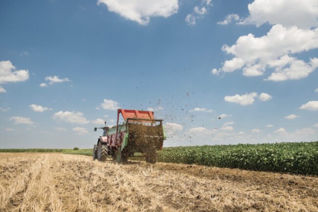 Engin agricole dans un champ